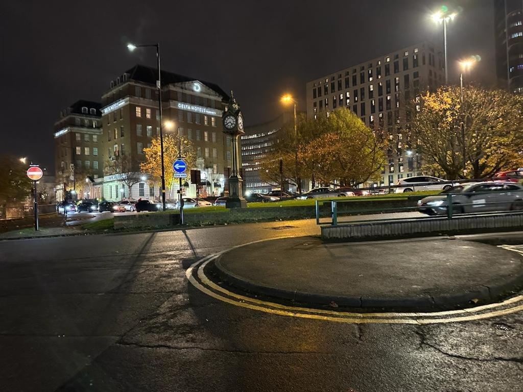 *Luxury 9Ine Lush Jacuzzi Apartment & Balcony* Birmingham Esterno foto